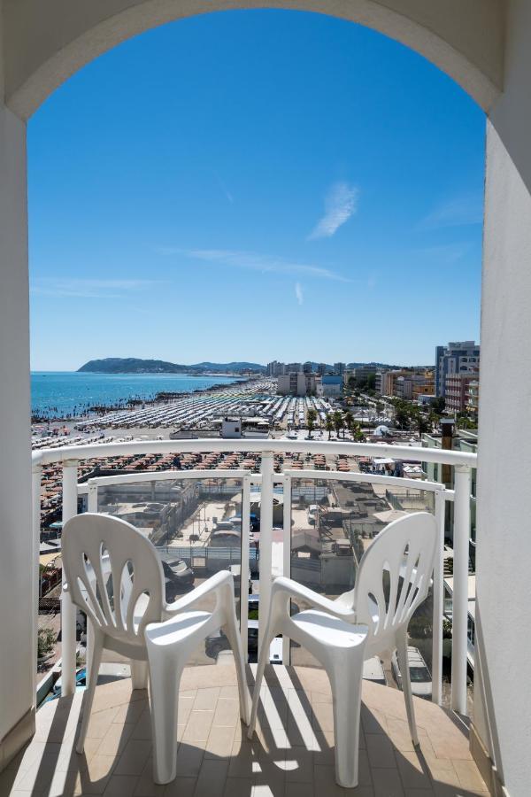 Hotel International Direttamente Sulla Sabbia Misano Adriatico Exterior foto