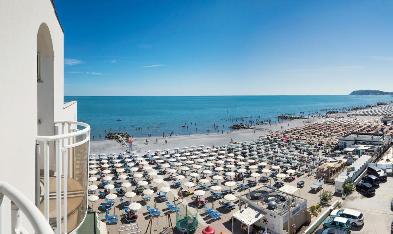 Hotel International Direttamente Sulla Sabbia Misano Adriatico Exterior foto